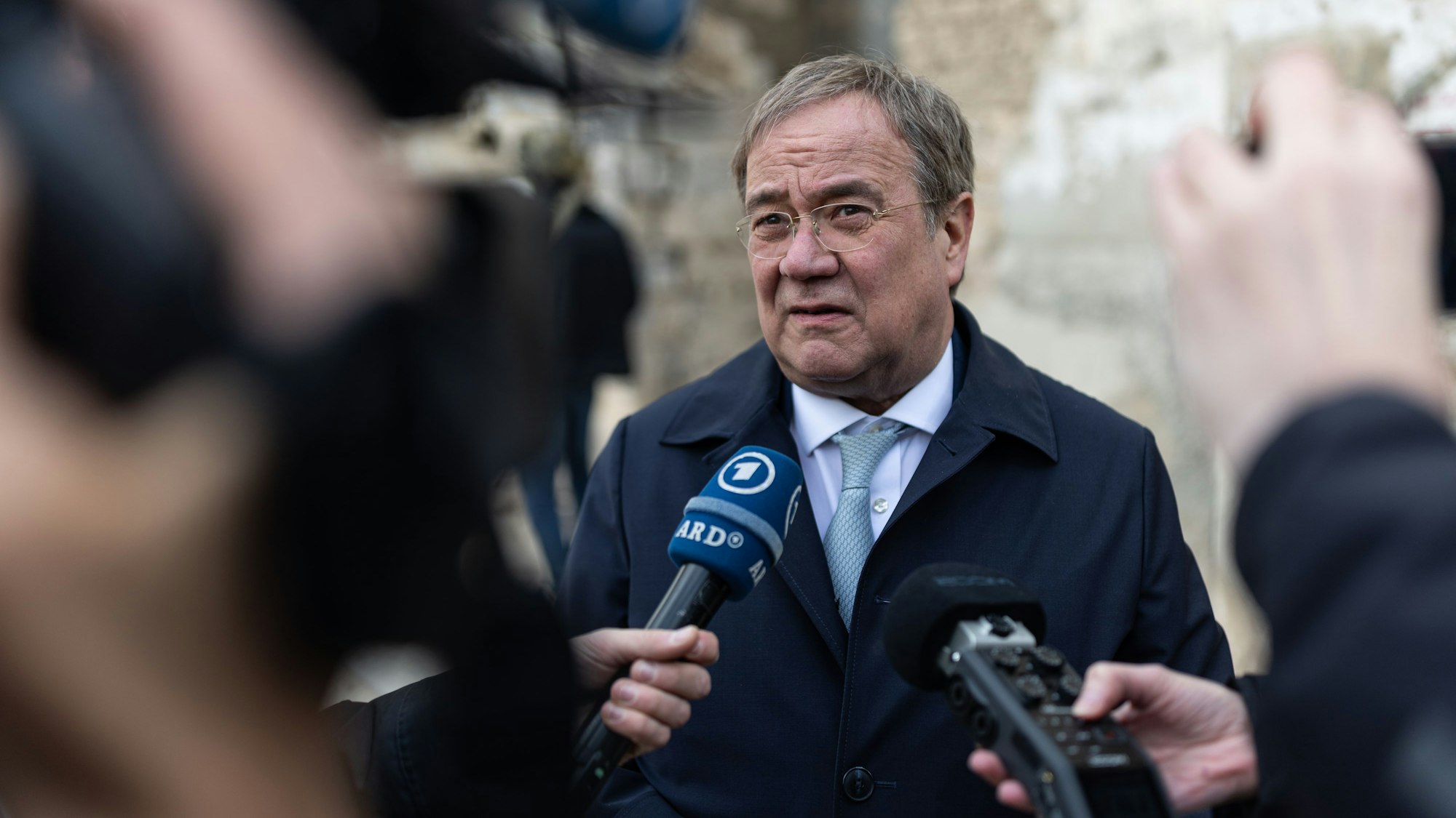 Armin Laschet (CDU) spricht zu Medienvertretern. Der CDU-Politiker fordert eine starke Reaktion auf Trumps Zölle. (Archivbild)