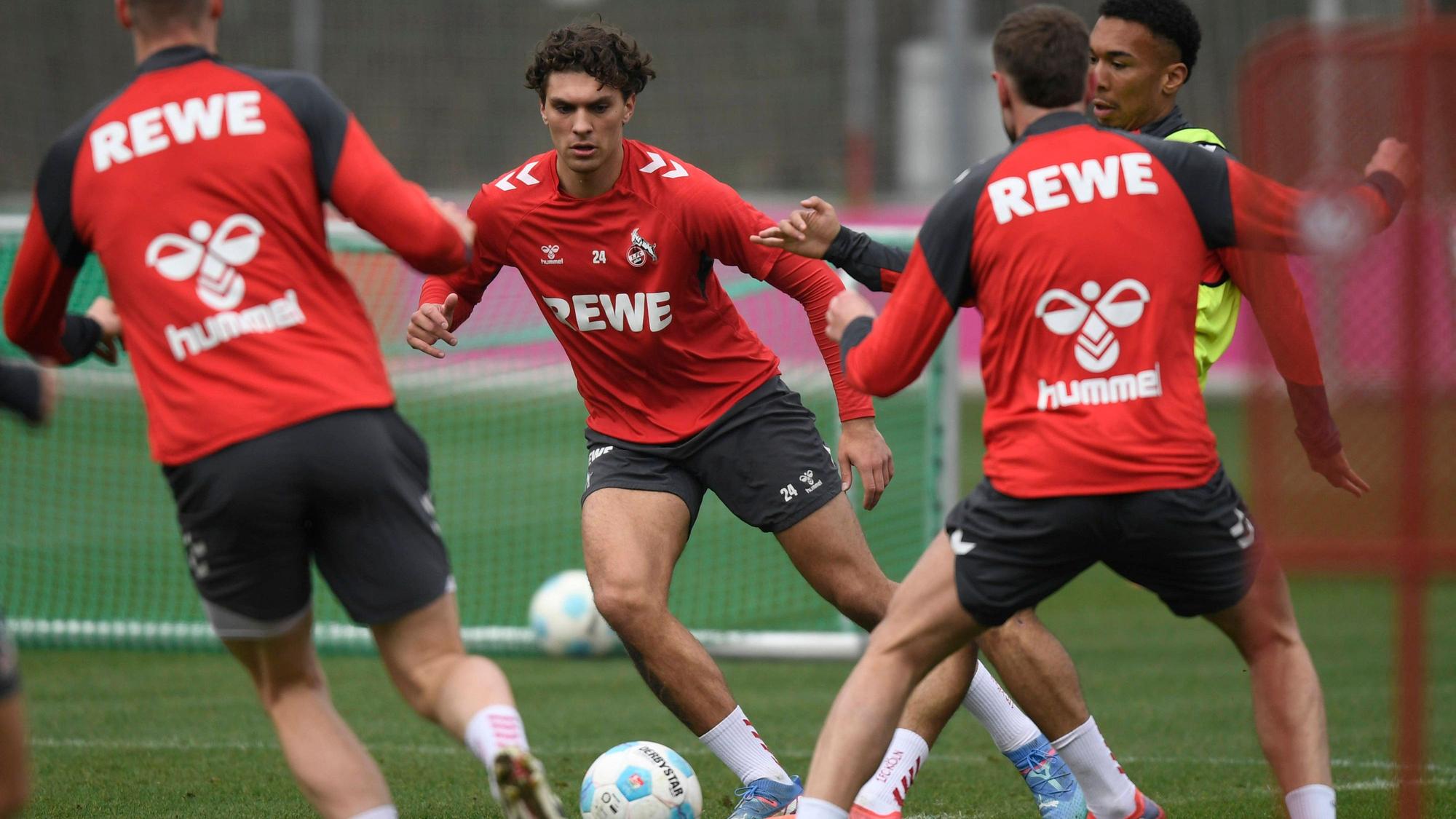 Zurück im Kader des 1. FC Köln: Innenverteidiger Julian Pauli (mitte).
