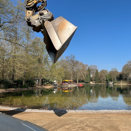 Nur noch Restarbeiten sind am Ufer zu tun, dann rückt auch der letzte Bagger ab.