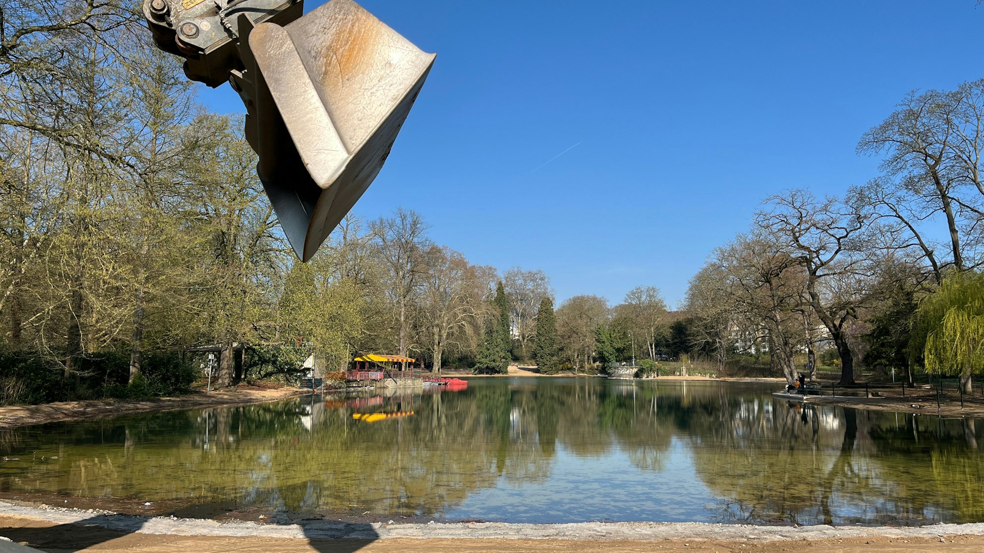 Nur noch Restarbeiten sind am Ufer zu tun, dann rückt auch der letzte Bagger ab.