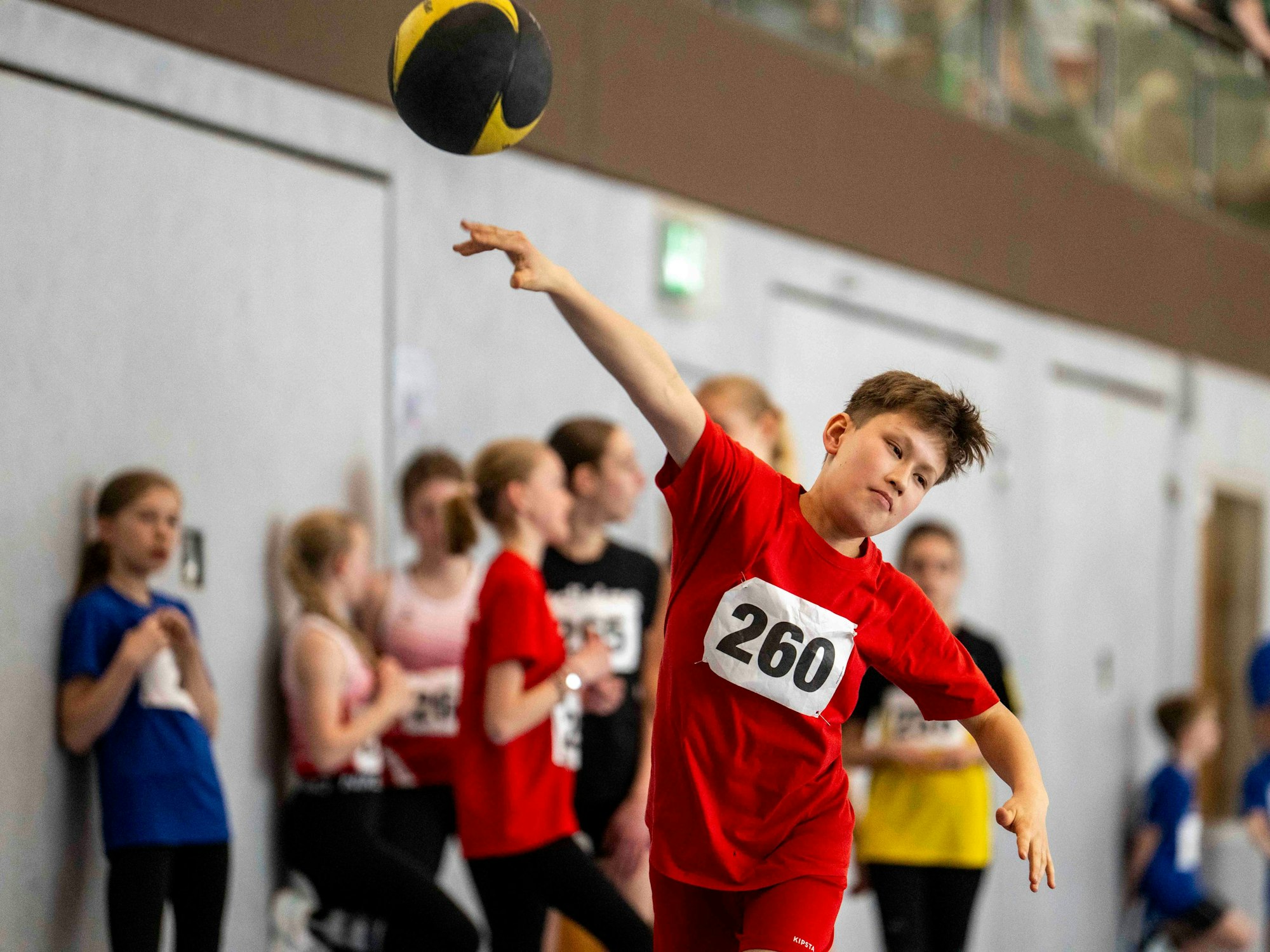 Ein junger Sportler wirft einen Medizinball.