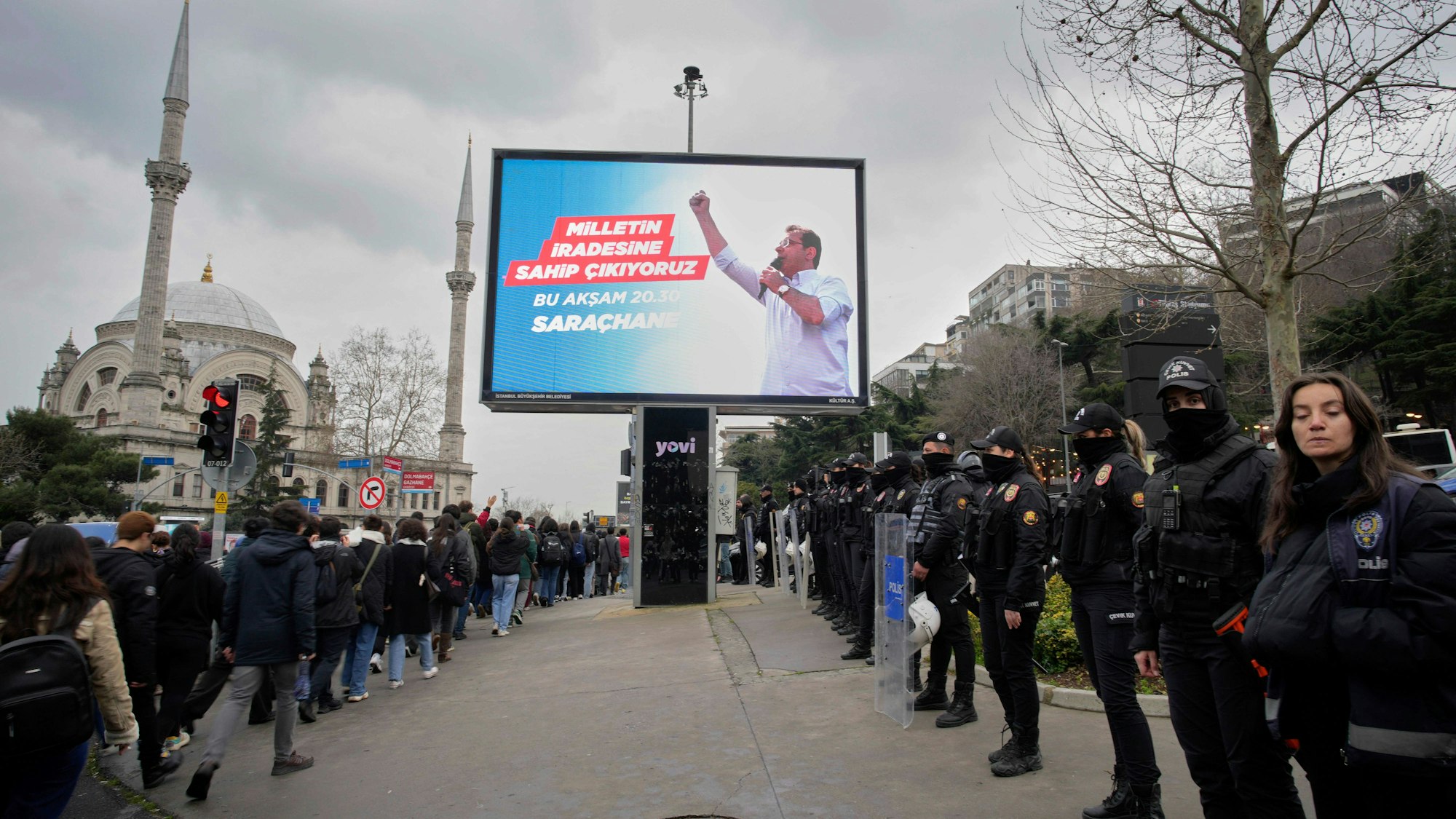 Studenten (l) marschieren an einem Bildschirm mit dem Bild des Istanbuler Bürgermeisters Ekrem Imamoglu vorbei, um gegen seine Verhaftung zu protestieren. (Archivbild)