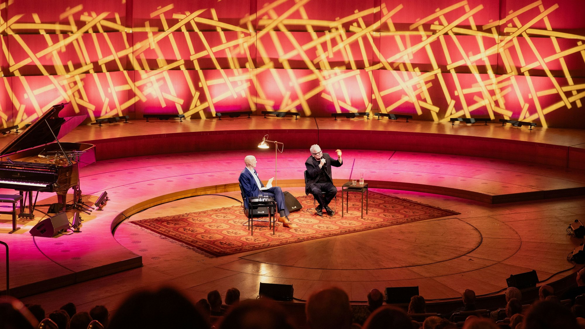 Herbert Grönemeyer (links) auf der Bühne der Philharmonie.