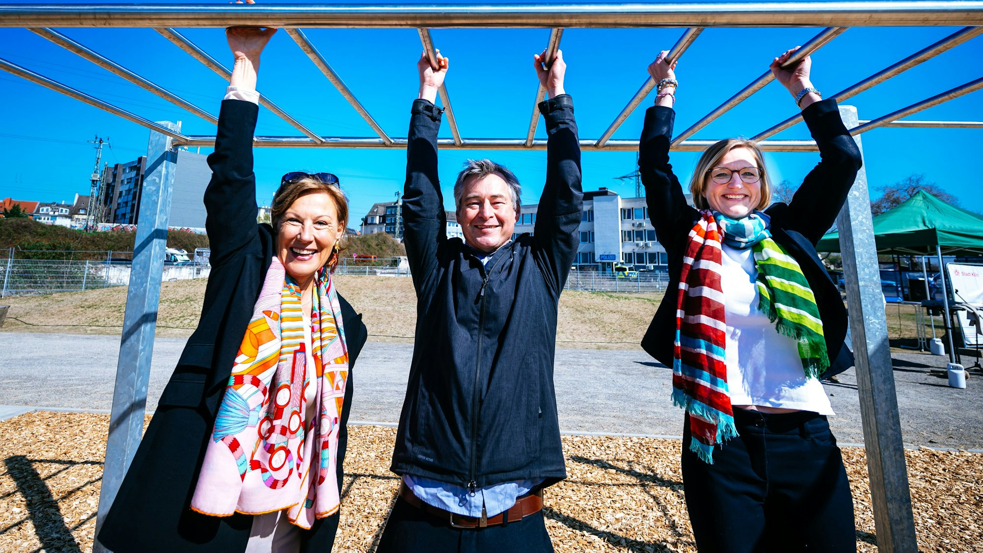 Einfach mal abhängen: Beatrice Bülter (Kölner Grünstiftung), Bernward Engelke (Architekturbüro RMPSL) und Grünflächenamtsleiterin Melanie Ihlenfeld.