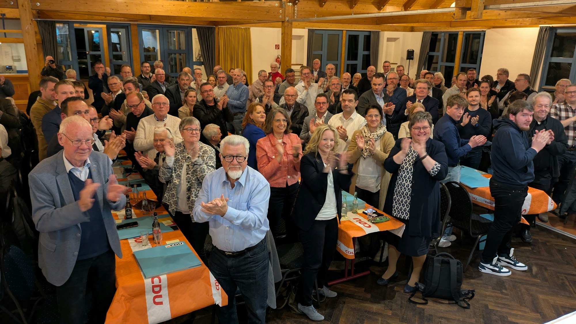 Die CDU-Mitglieder sind aufgestanden und applaudieren Sabine Preiser-Marian.