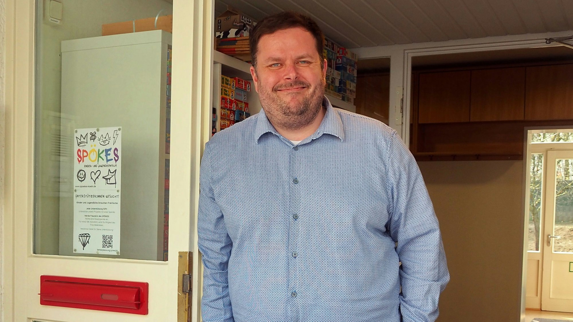 Ein Mann steht im Eingang zum Jugendzentrum Spökes.