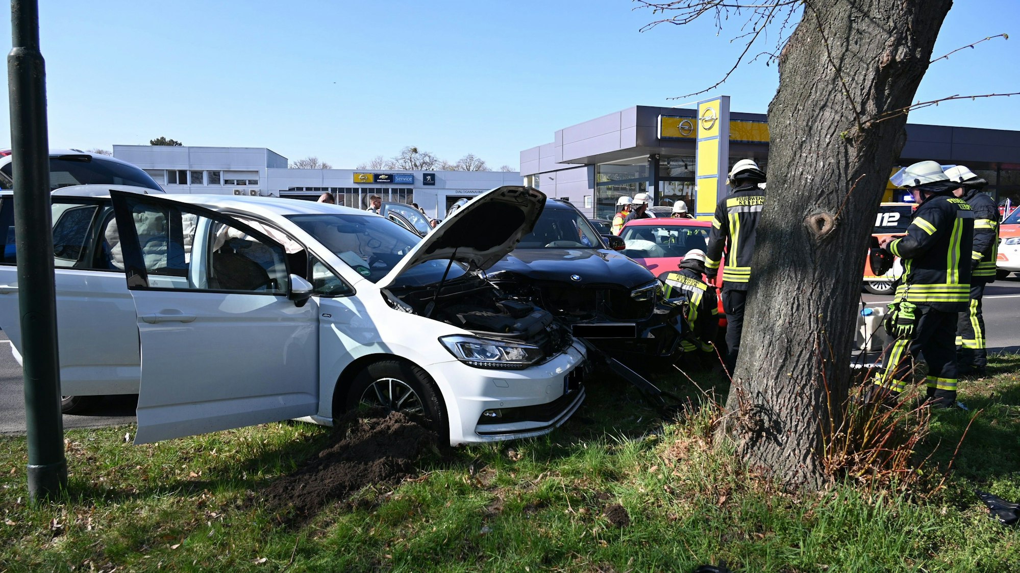 Drei Pkw wurden bei einem Unfall auf der Kölner Straße in Kerpen schwer beschädtigt.