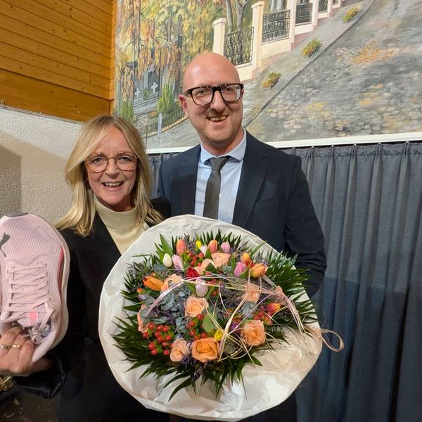 Sabine Preiser-Marian zeigt die Schuhe, Ingo Pfennings hält noch einen Strauß Blumen für sie in den Händen.