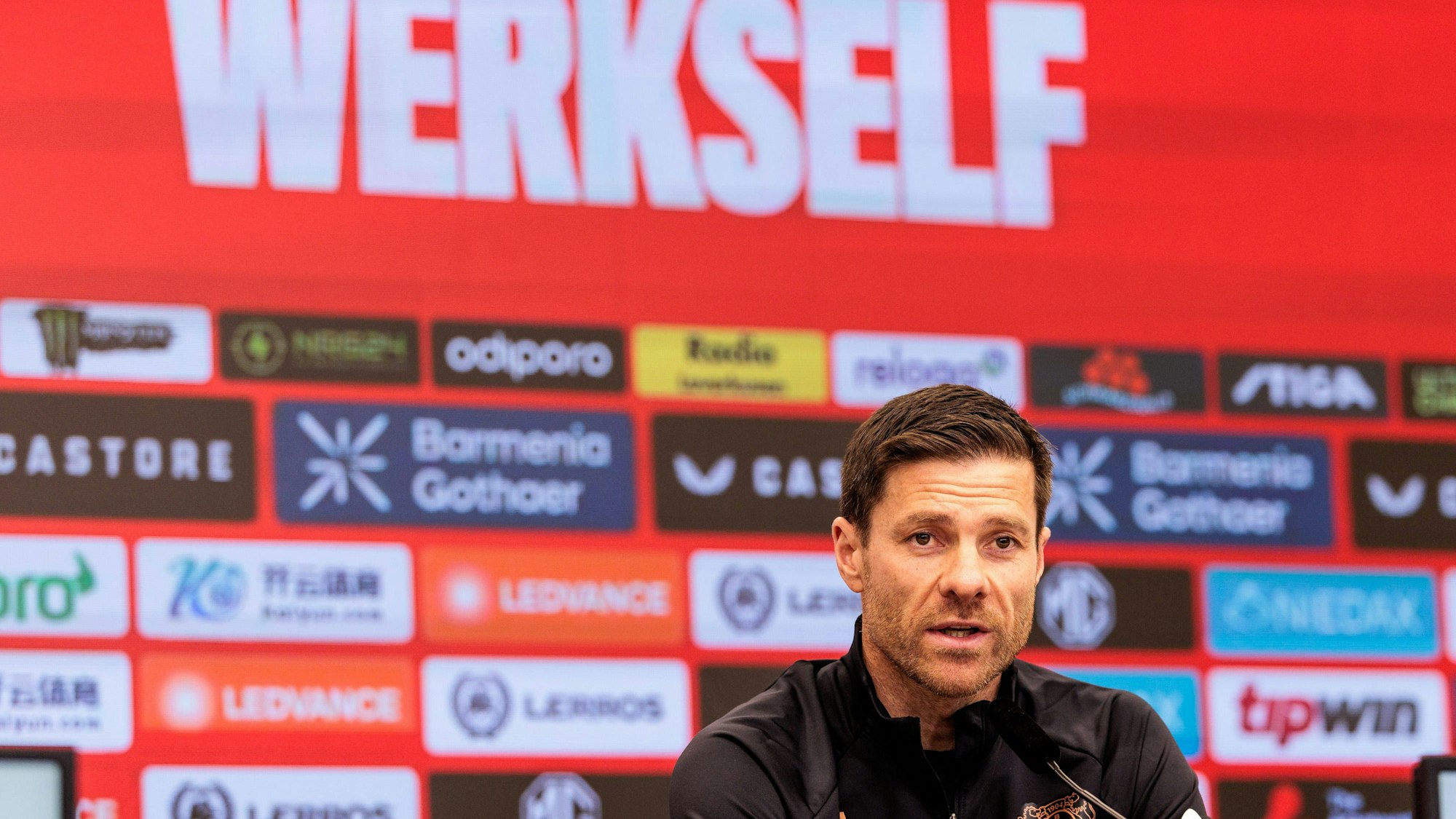 Xabi Alonso, Cheftrainer von Bayer 04 Leverkusen, auf der Pressekonferenz vor dem Heimspiel gegen den VfL Bochum.