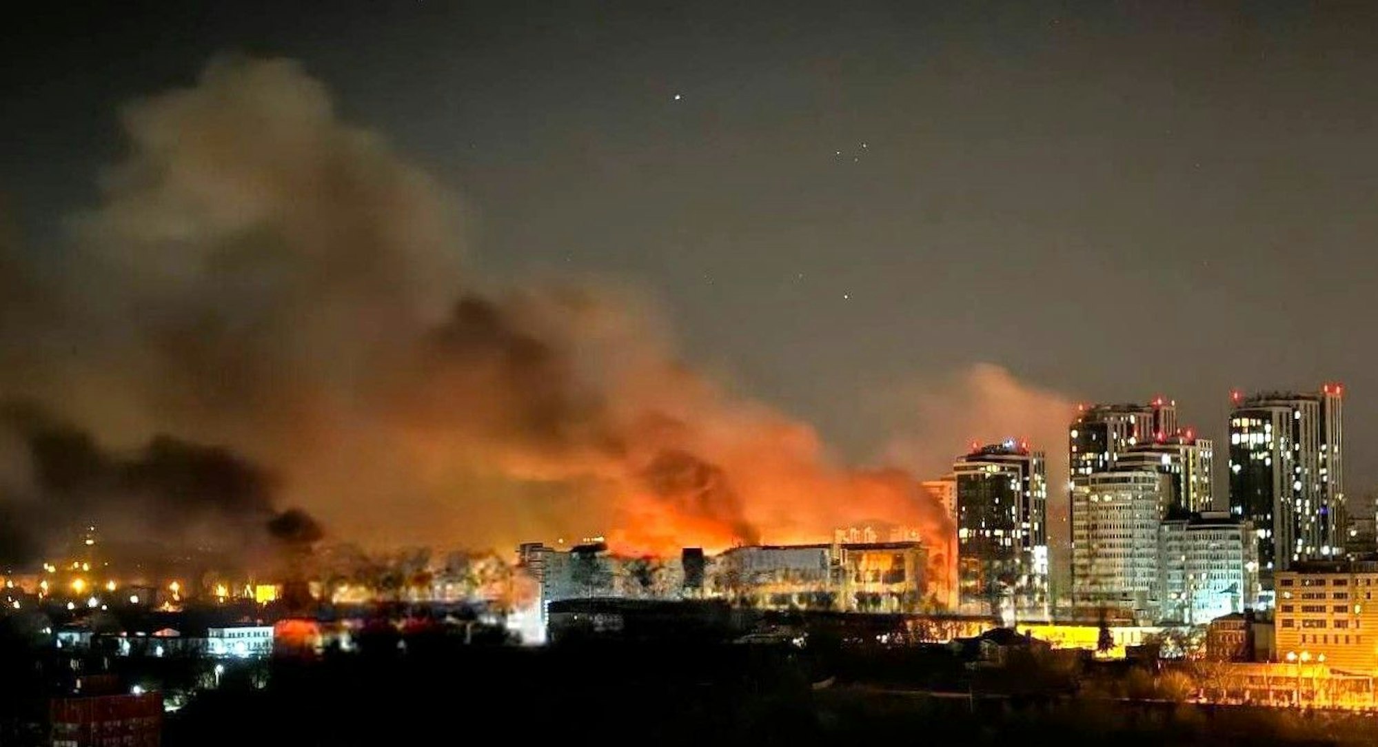 Ein Foto des strategischen Kommunikationszentrums der Ukraine zeigt Rauchsäulen über Kölns Partnerstadt Dnipro nach russischen Drohnenangriffen.