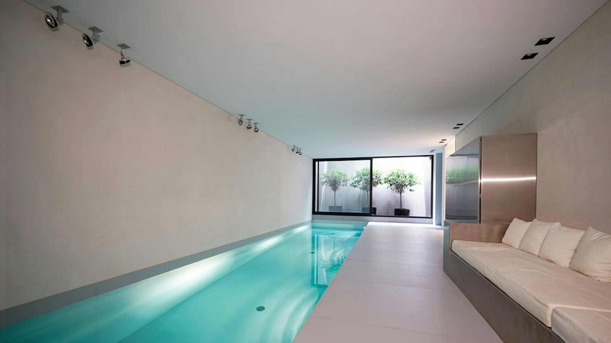 Der Indoor-Pool befindet sich im Keller der Villa.