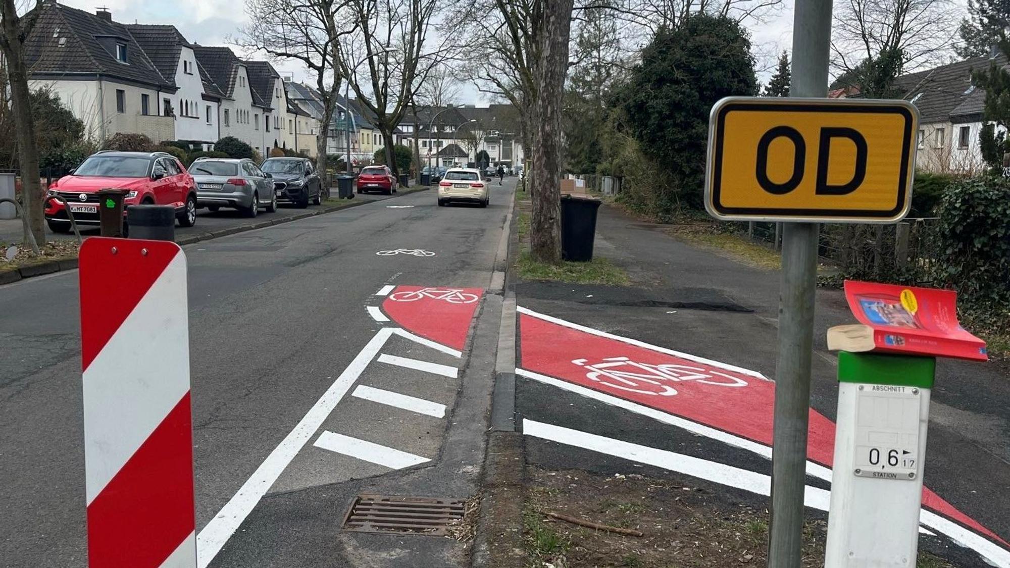 Stadt Köln bringt Fahrrad-Piktogrammkette in Dünnwald an.