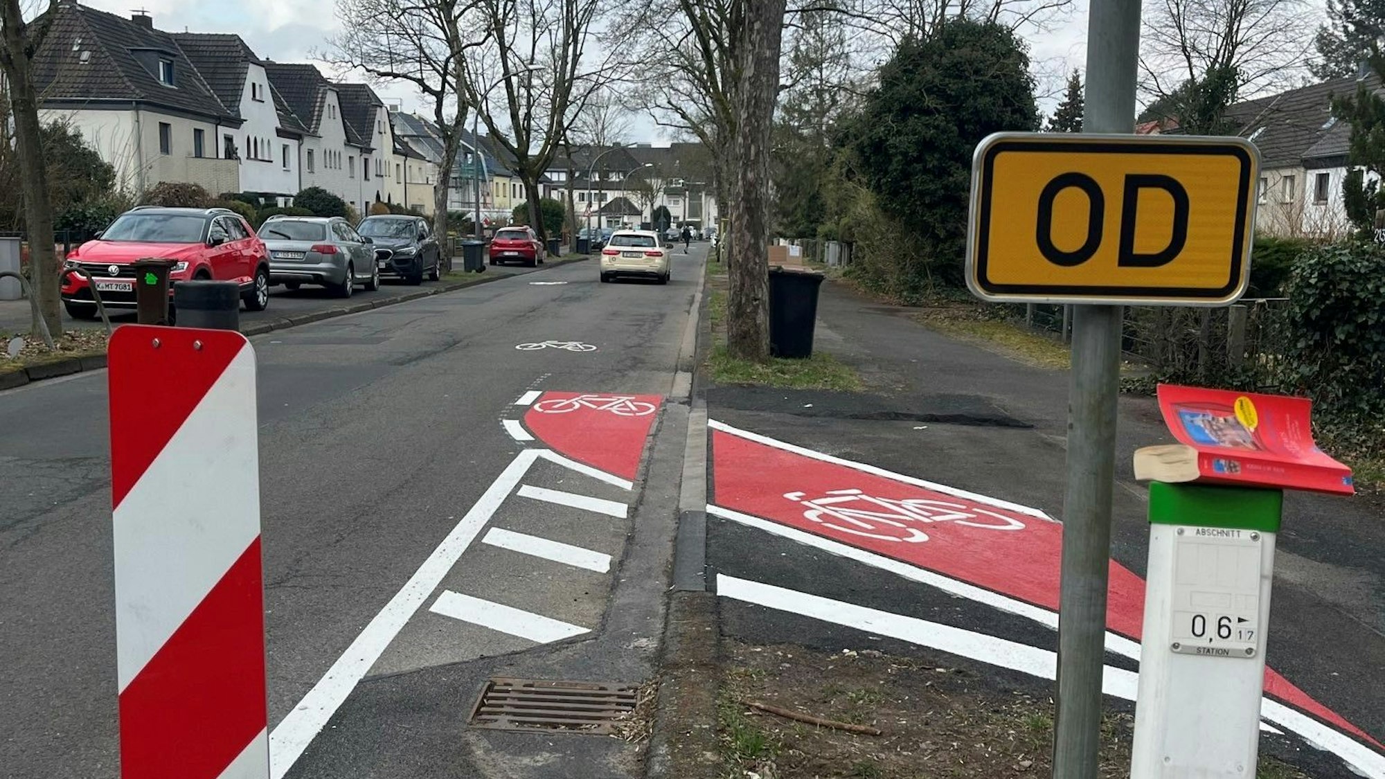 Stadt Köln bringt Fahrrad-Piktogrammkette in Dünnwald an.