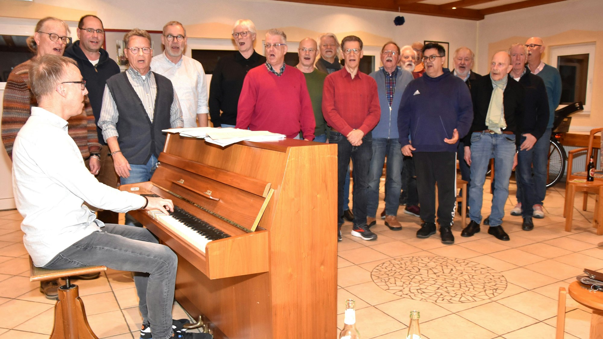 Das Foto zeigt singende Männer und einen Mann am Klavier.