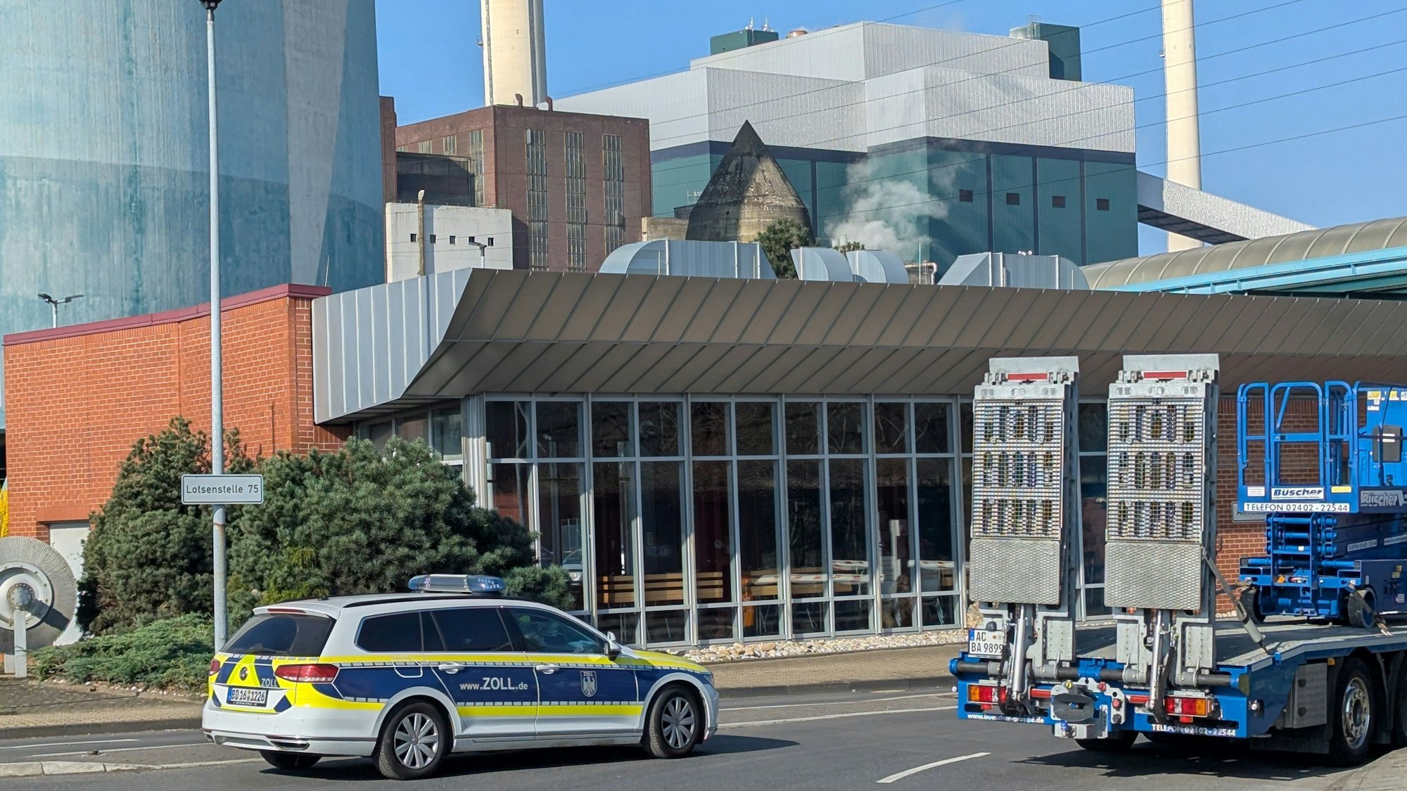 Auf diesem Betriebsgelände in Hürth-Knapsack führen Zoll und Polizei eine großangelegte Razzia durch.