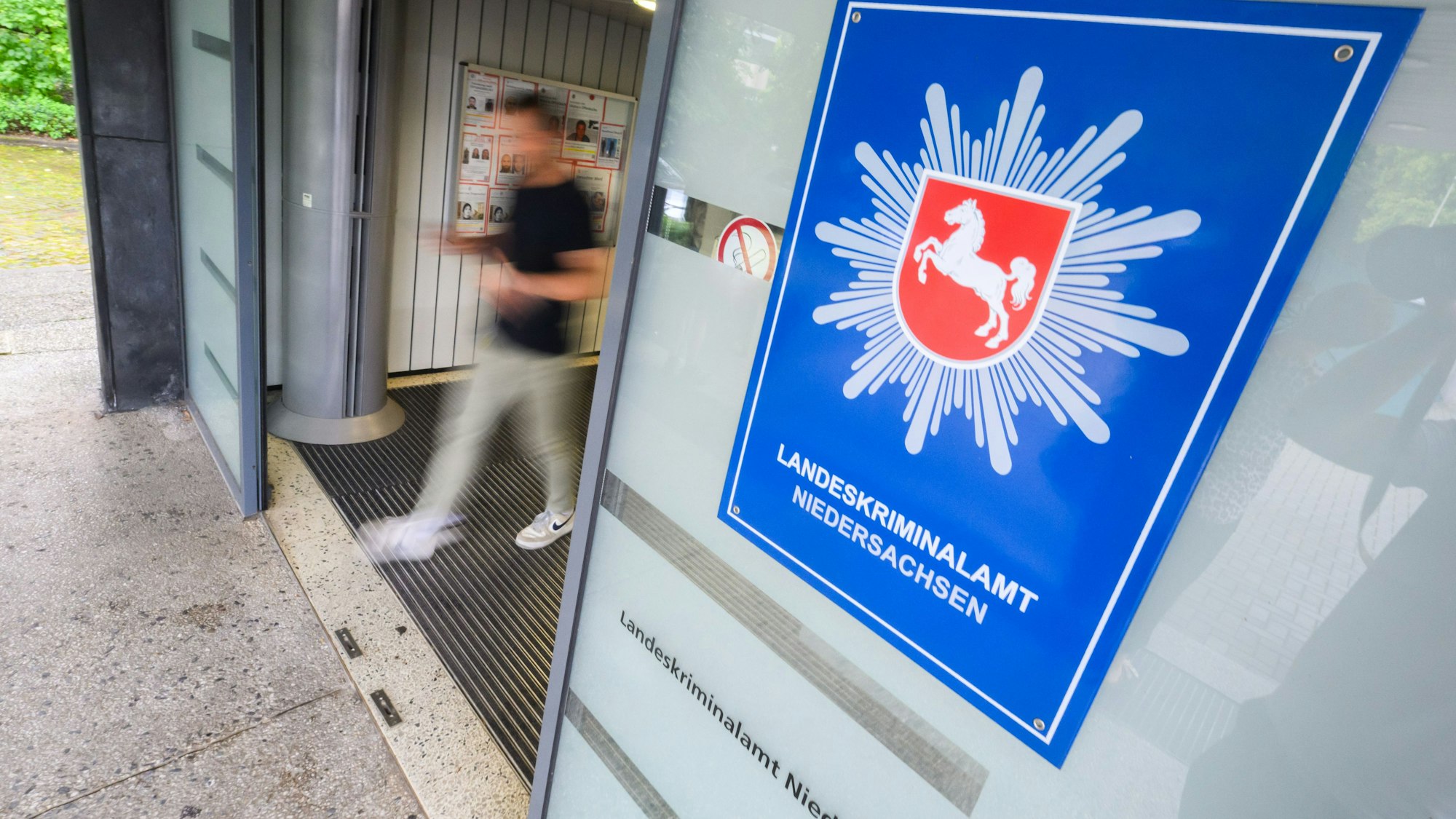 Die Polizei sucht weiterhin mit Hochdruck die beiden früheren RAF-Mitglieder Ernst-Volker Staub und Burkhard Garweg. (Archivbild)