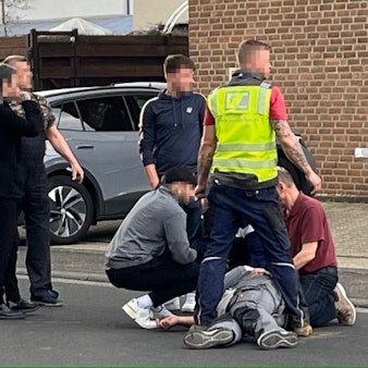 Arbeiter einer nahe gelegenen Baustelle kümmerten sich um den Schwerverletzten.
