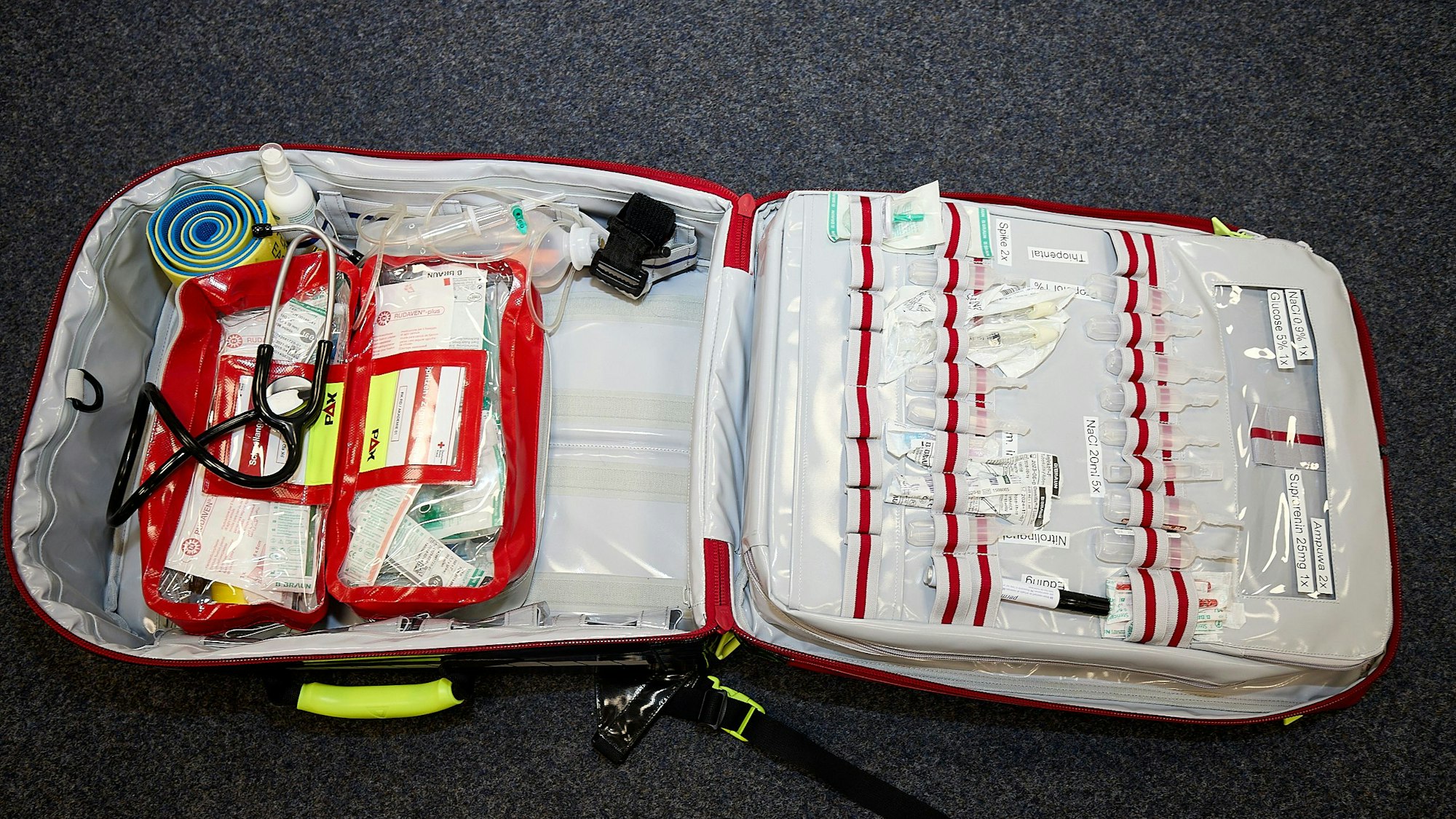 Ein Koffer des Rettungsdienstes liegt geöffnet auf dem Boden in der Rettungsdienstakademie des DRK im Kreis Euskirchen.