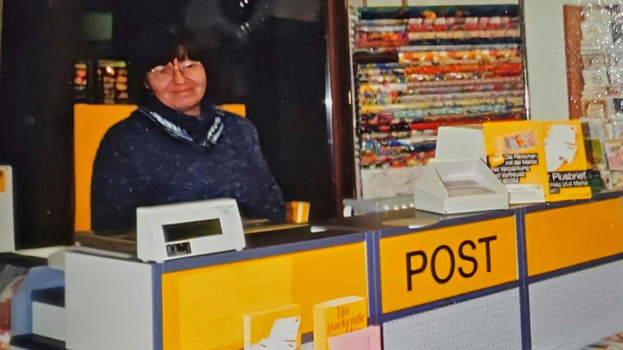 Eine Frau in einer Postagentur.