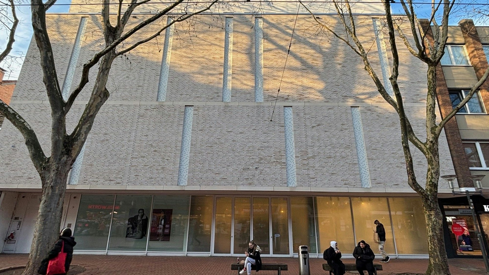 Auf dem Bild ist das Gebäude zu sehen, in dem H&M ansässig war.