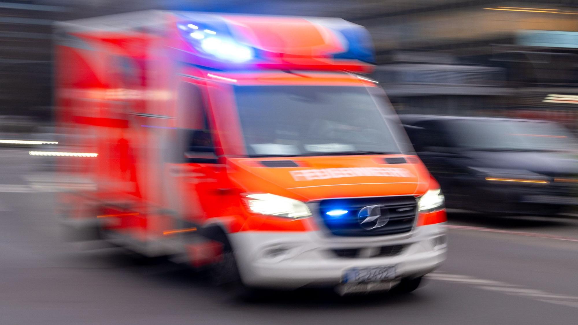 Das Foto zeigt einen Rettungswagen.