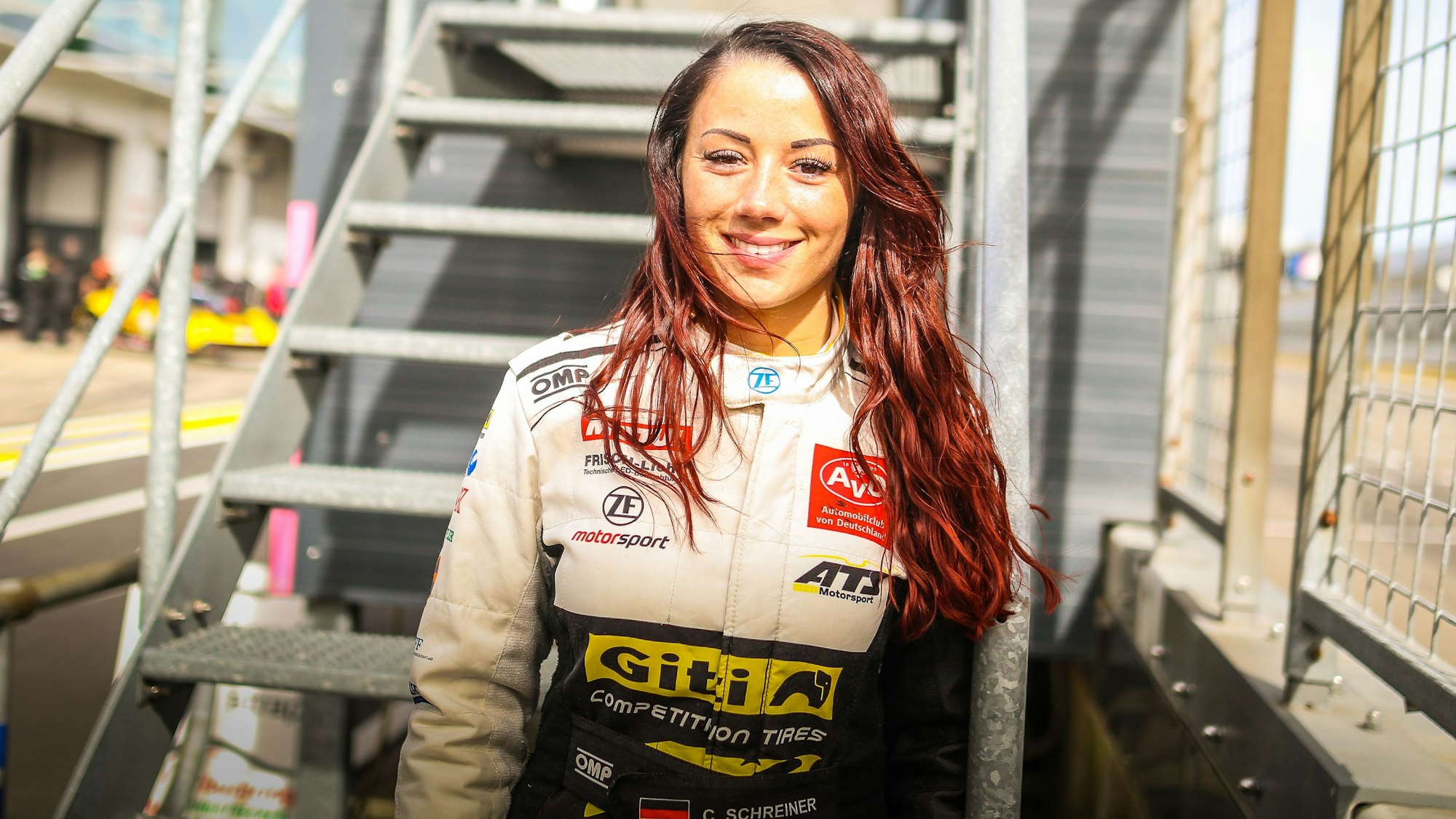 Das Bild zeigt die Rennfahrerin Carrie Schreiner am Nürburgring.