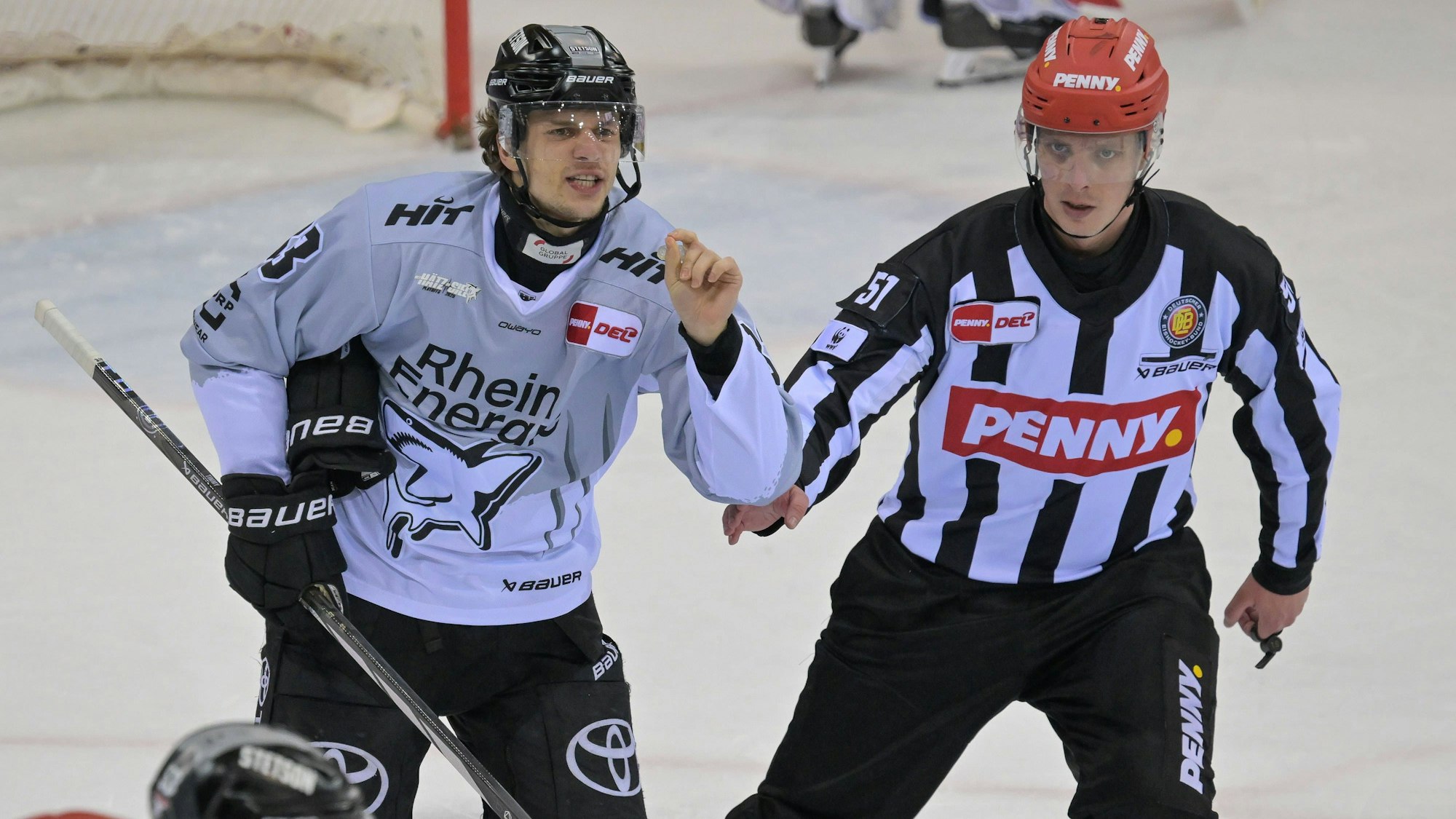 Stocksauer: Haie-Stürmer Tim Wohlgemuth lässt seinen Frust raus.