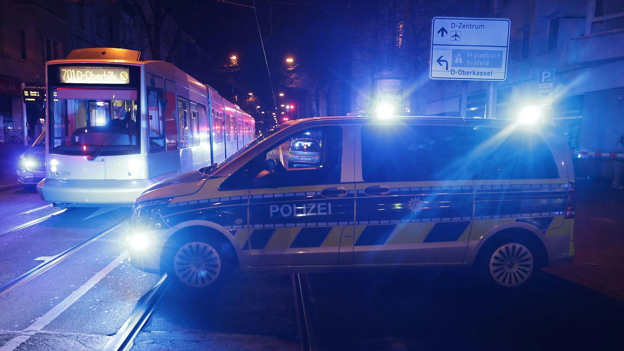 27.03.2025, Nordrhein-Westfalen, Düsseldorf: Polizei und Feuerwehr sind im Einsatz nach einem Messerstecherei. Bei einer handfesten Schlägerei zwischen etwa zehn Männern im Düsseldorfer Bahnhofsviertel hat einer der Beteiligten ein Messer gezückt und zugestochen. Foto: David Young/dpa +++ dpa-Bildfunk +++