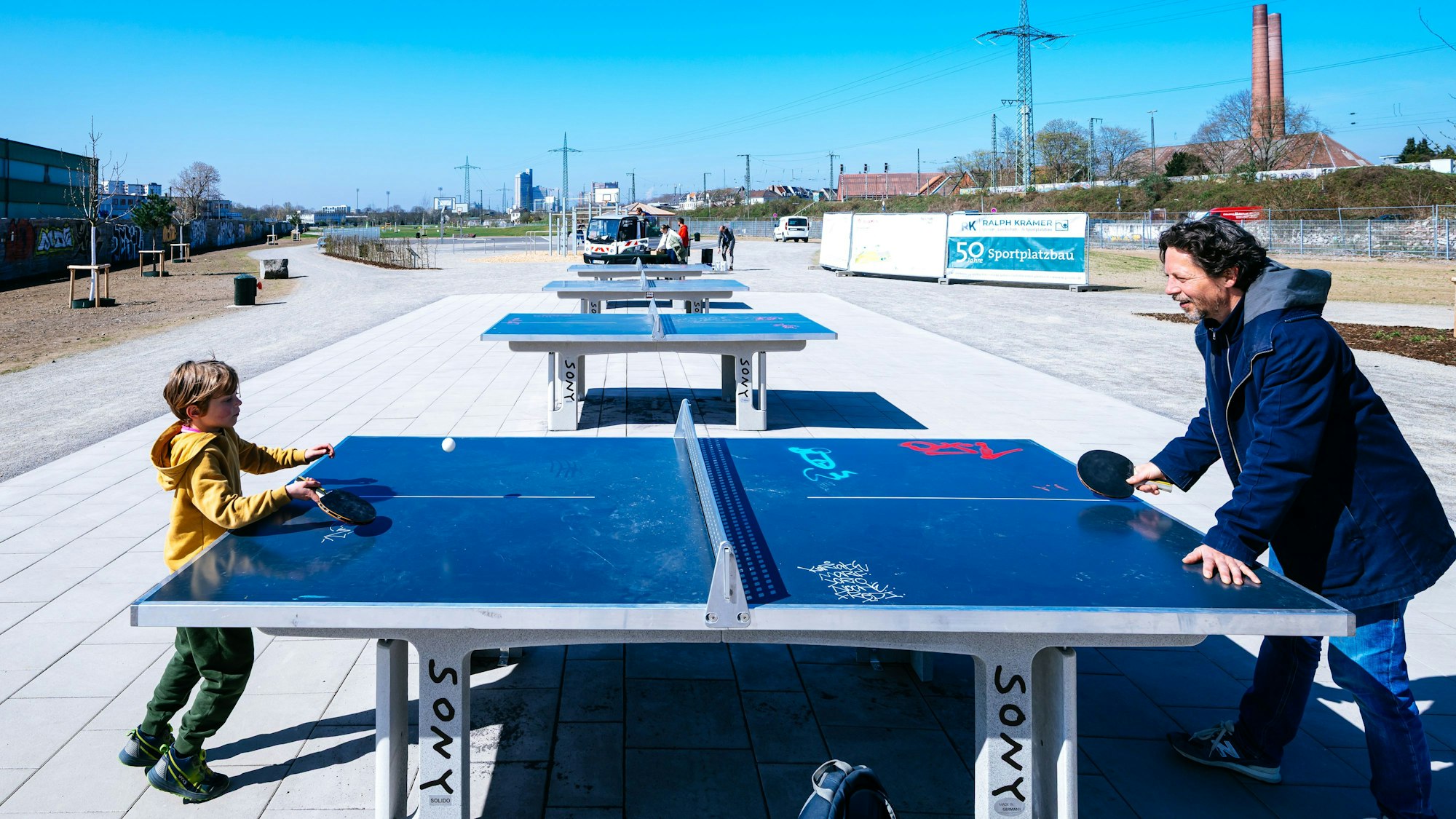 Die Tischtennisplatten stehen direkt am Eingang des Parks an der Bonner Straße.