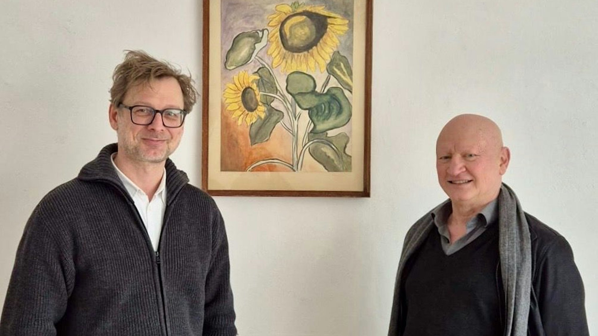 Übergabe der „Sonnenblumen“: Kunsthistoriker Bernd David (links) und Ralf Goldschmidt, Sohn des Malers Helmut Goldschmidt.