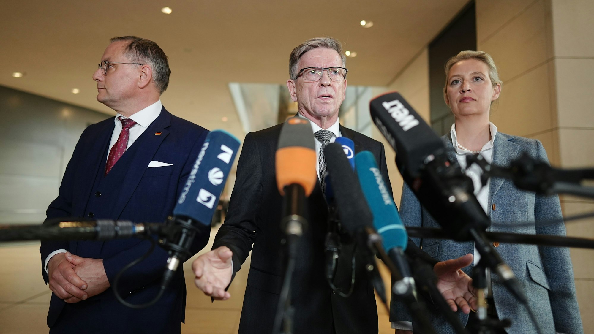 Das Bild zeigt (von links) Tino Chrupalla, AfD-Bundesvorsitzender und Fraktionsvorsitzender der AfD, Gerold Otten, durchgefallener Kandidat als Bundestagsvizepräsident, und Alice Weidel, Fraktionsvorsitzende der AfD. (Archivbild)