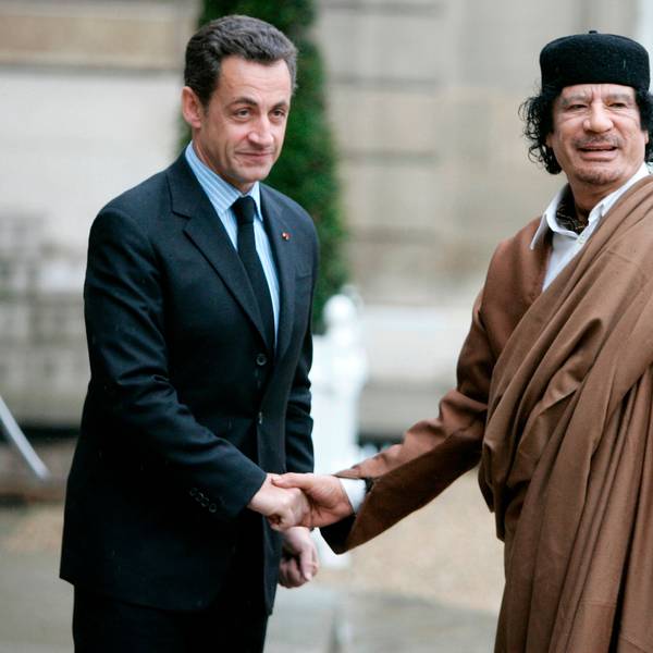 ARCHIV - 10.12.2007, Frankreich, Paris: Der damalige französische Präsident Nicolas Sarkozy (l) begrüßt den früheren libyschen Machthaber Muammar al-Gaddafi vor dem Élysée-Palast in Paris. Im Prozess gegen Sarkozy wegen angeblicher Wahlkampfgelder aus Libyen hat die Anklage sieben Jahre Haft gefordert. (zu dpa: «Anklage will sieben Jahre Haft für Sarkozy in Libyen-Affäre») Foto: Francois Mori/AP/dpa +++ dpa-Bildfunk +++