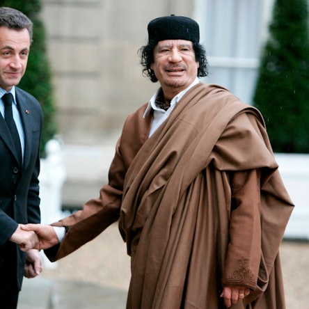ARCHIV - 10.12.2007, Frankreich, Paris: Der damalige französische Präsident Nicolas Sarkozy (l) begrüßt den früheren libyschen Machthaber Muammar al-Gaddafi vor dem Élysée-Palast in Paris. Im Prozess gegen Sarkozy wegen angeblicher Wahlkampfgelder aus Libyen hat die Anklage sieben Jahre Haft gefordert. (zu dpa: «Anklage will sieben Jahre Haft für Sarkozy in Libyen-Affäre») Foto: Francois Mori/AP/dpa +++ dpa-Bildfunk +++