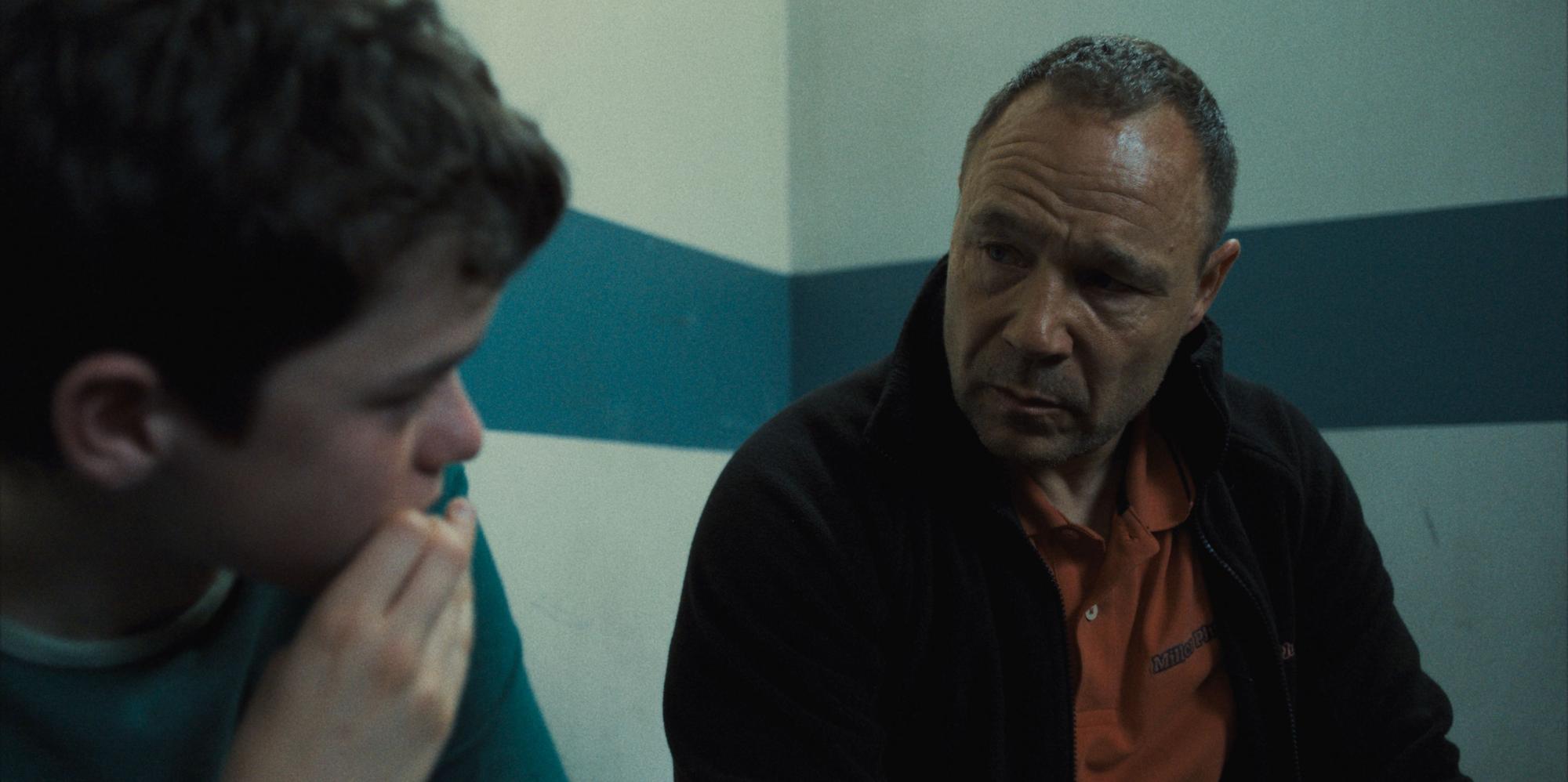 HANDOUT - 25.03.2025, Großbritannien, -: Owen Cooper (l-r) spielt in der Rolle des Jamie Miller neben Stephen Graham als Eddie Miller in der britischen Netflix-Serie «Adolescence».