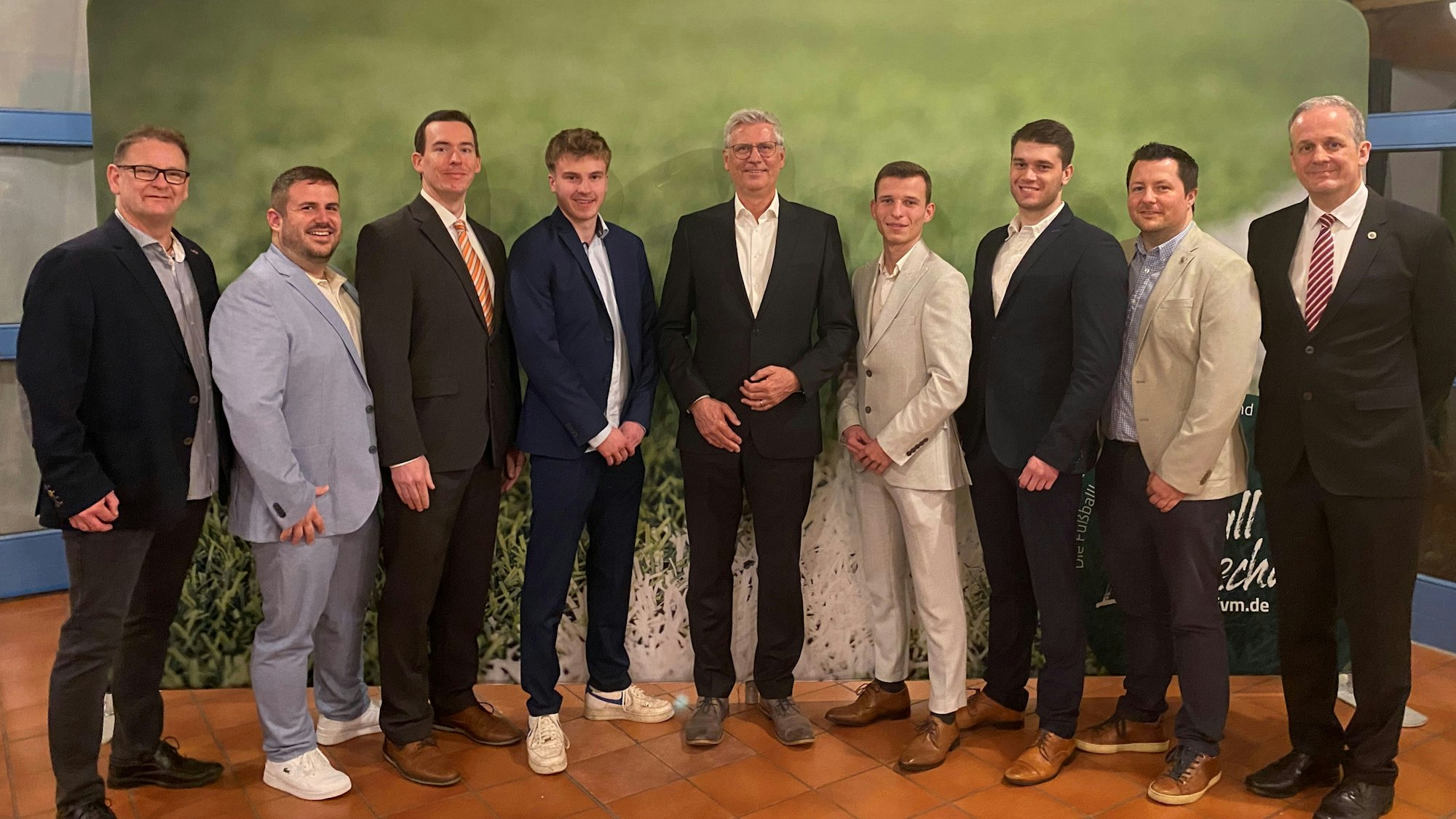 Der Vorstand des Kreisschiedsrichter-Ausschusses steht aufgereiht nebeneinander.