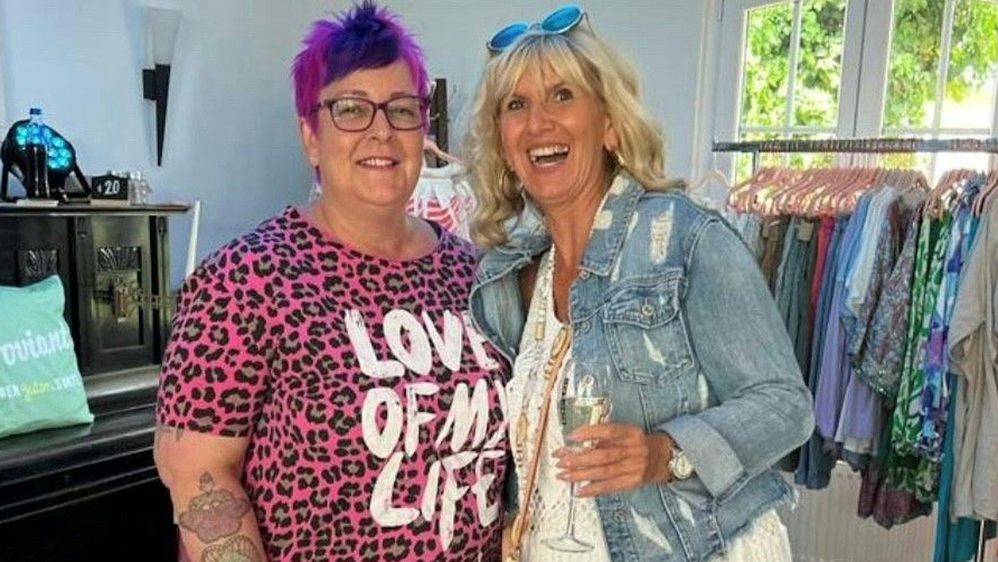 Die Geschäftsinhaberinnen posieren für die Kamera.