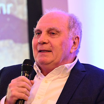 Uli Hoeneß, Ehrenpräsident des FC Bayern, sitzt im Rahmen der Ausstellung „Dieter Nuhr - Woanders ist überall“ auf einer Bühne. (Archivbild)