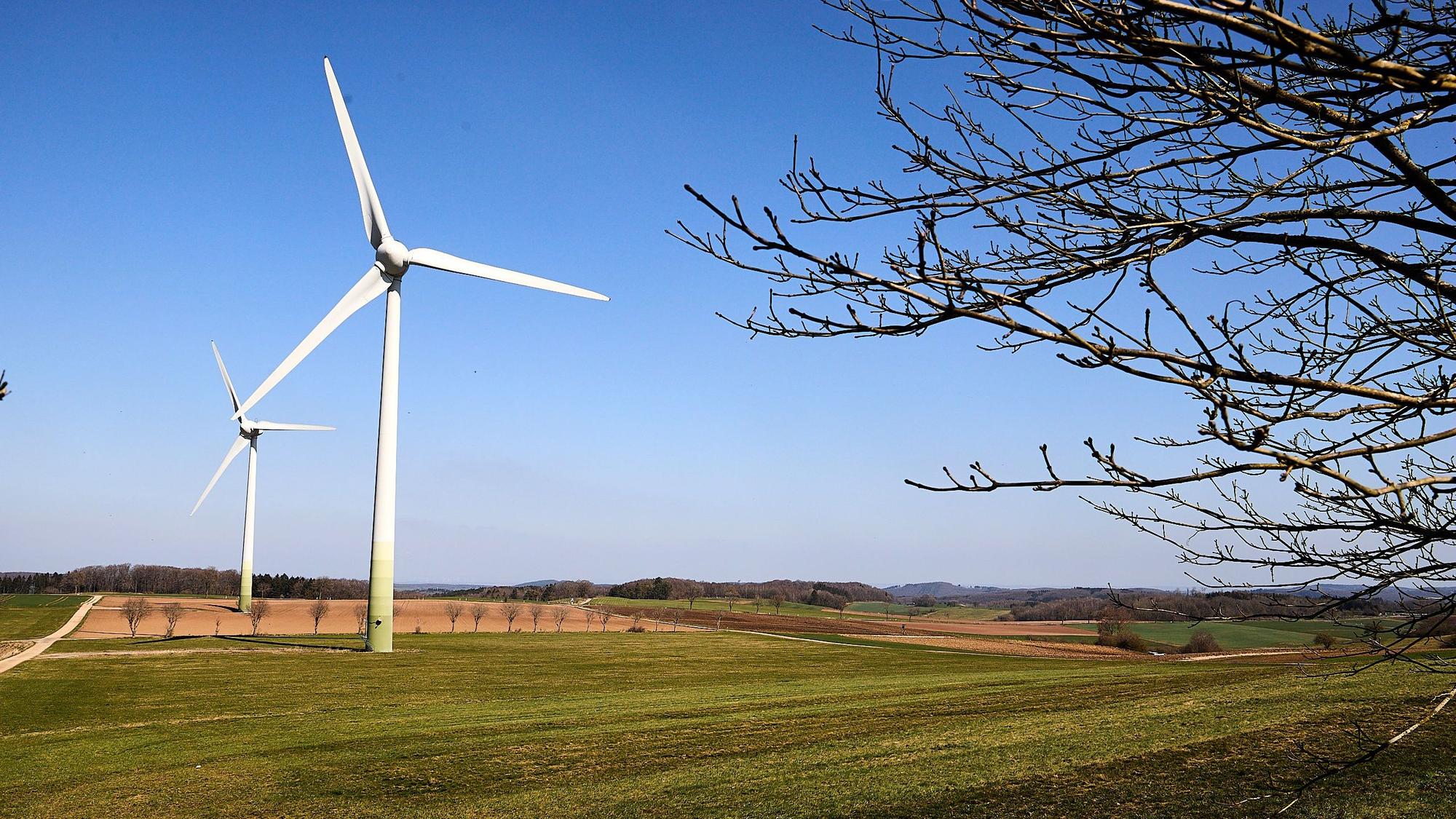 Zwei Windräder stehen auf einem Feld in der Gemeinde Nettersheim.
