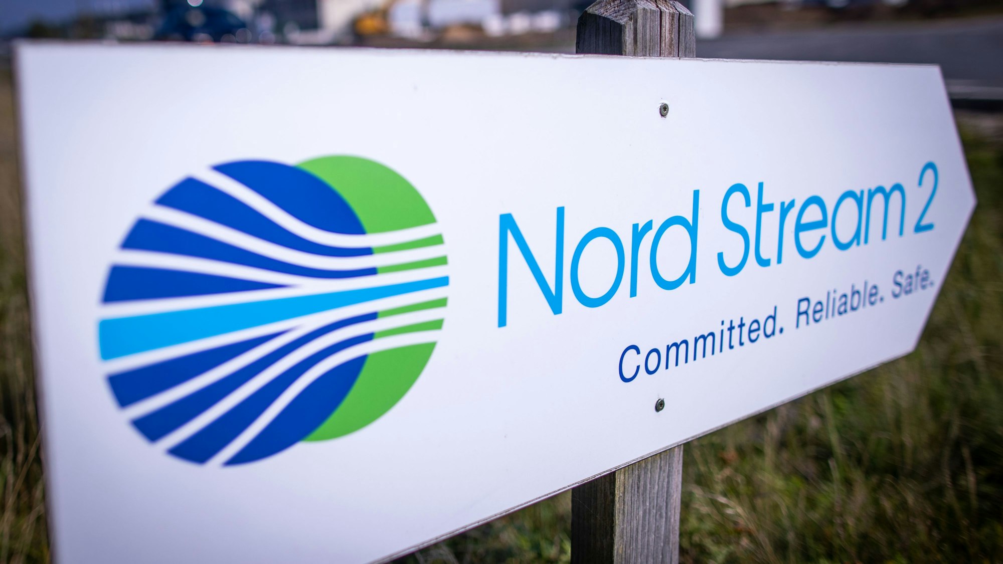 Ein Wegweiser steht vor der Erdgasempfangsstation der Ostseepipeline Nord Stream 2 im vorpommerschen Lubmin. (Archiv)