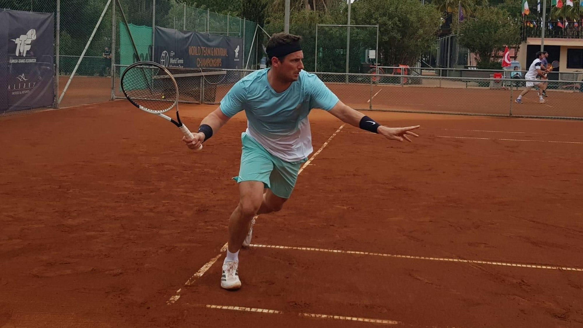 Dennis Jaekel hebt den Schläger, um den Ball entgegen zu nehmen.