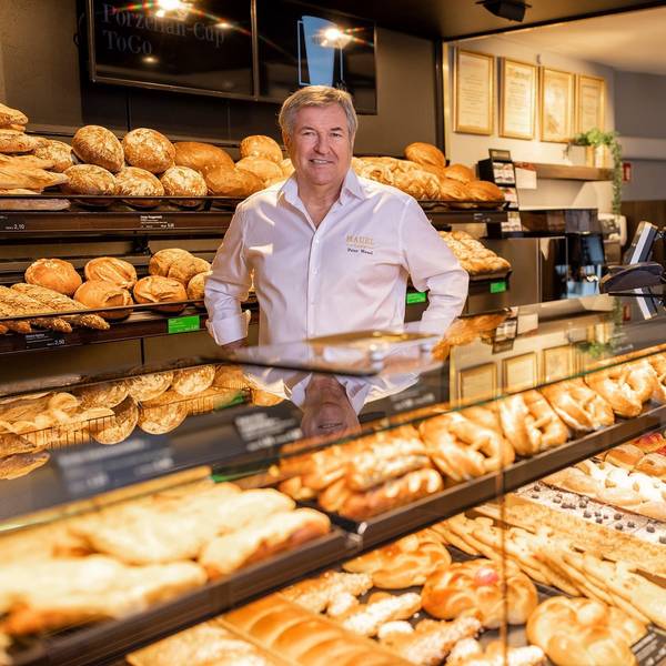 Peter Mauel steht in einer seiner Bäckereifilialen.