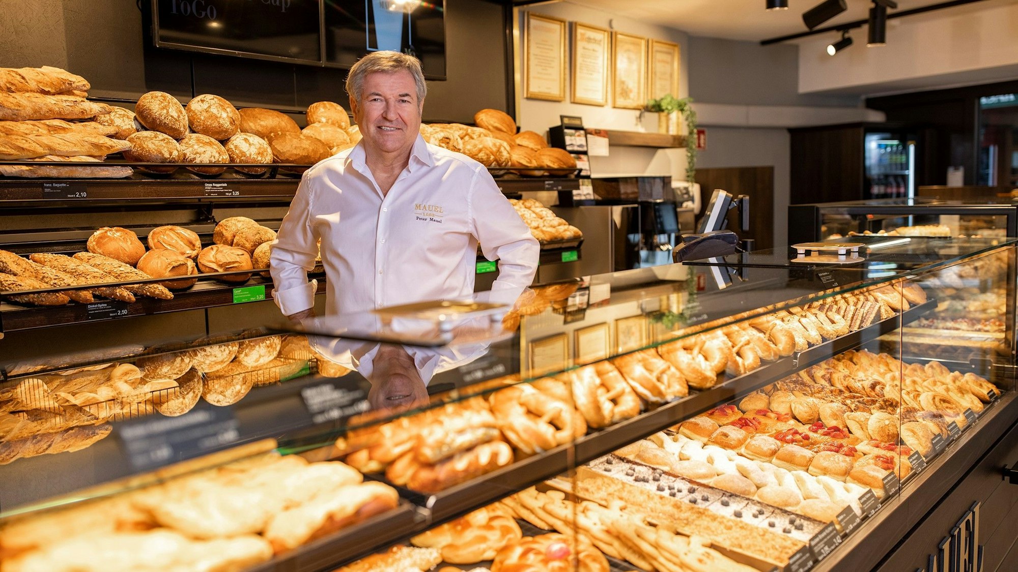 Peter Mauel steht in einer seiner Bäckereifilialen.