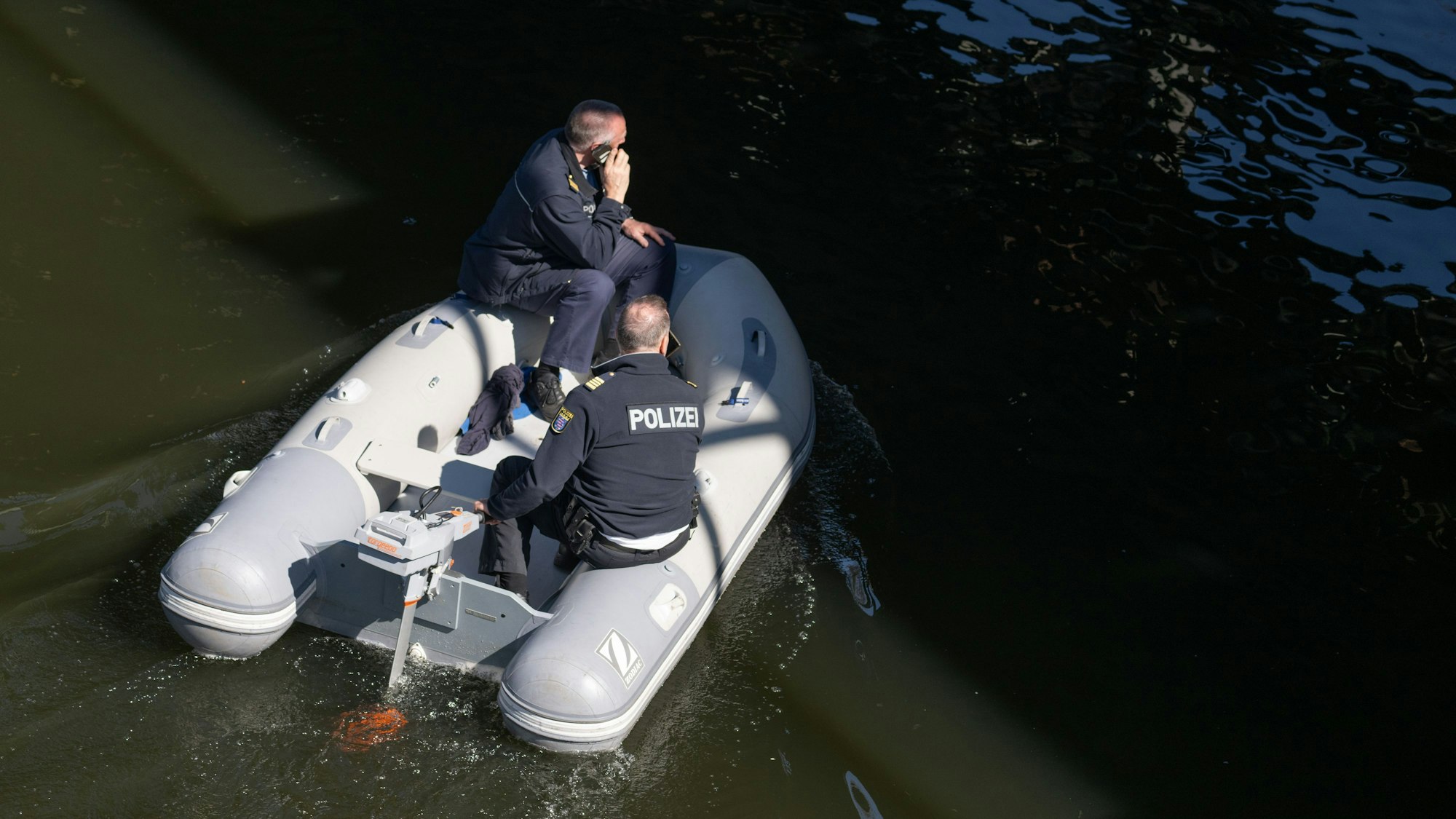 Von einem Schlauchboot aus suchen Polizisten bei der Suche nach dem vermissten sechsjährigen Jungen Pawlos die Lahn ab.
