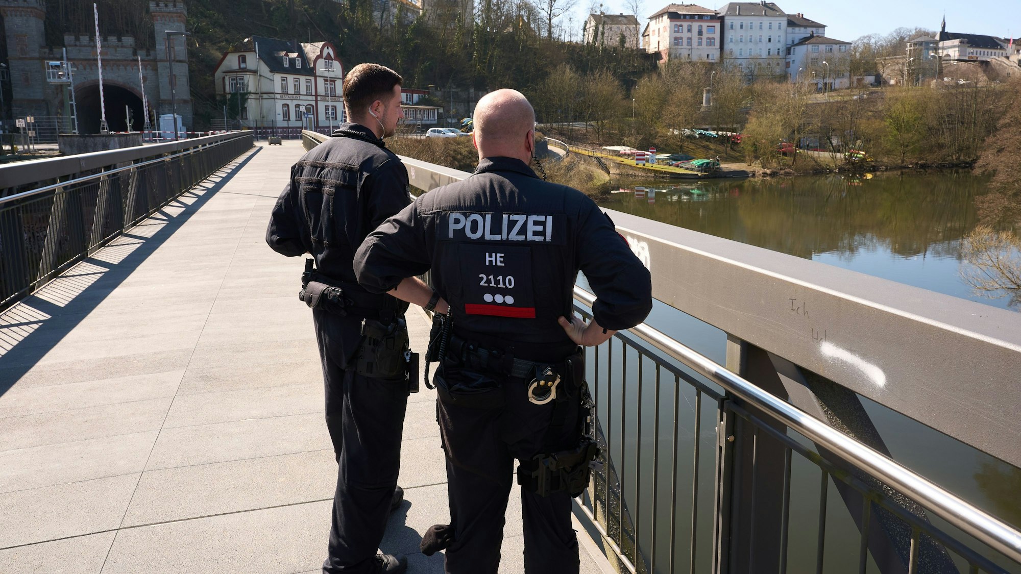 Polizeibeamte bei der Suche nach dem vermissten sechsjährigen Jungen Pawlos.