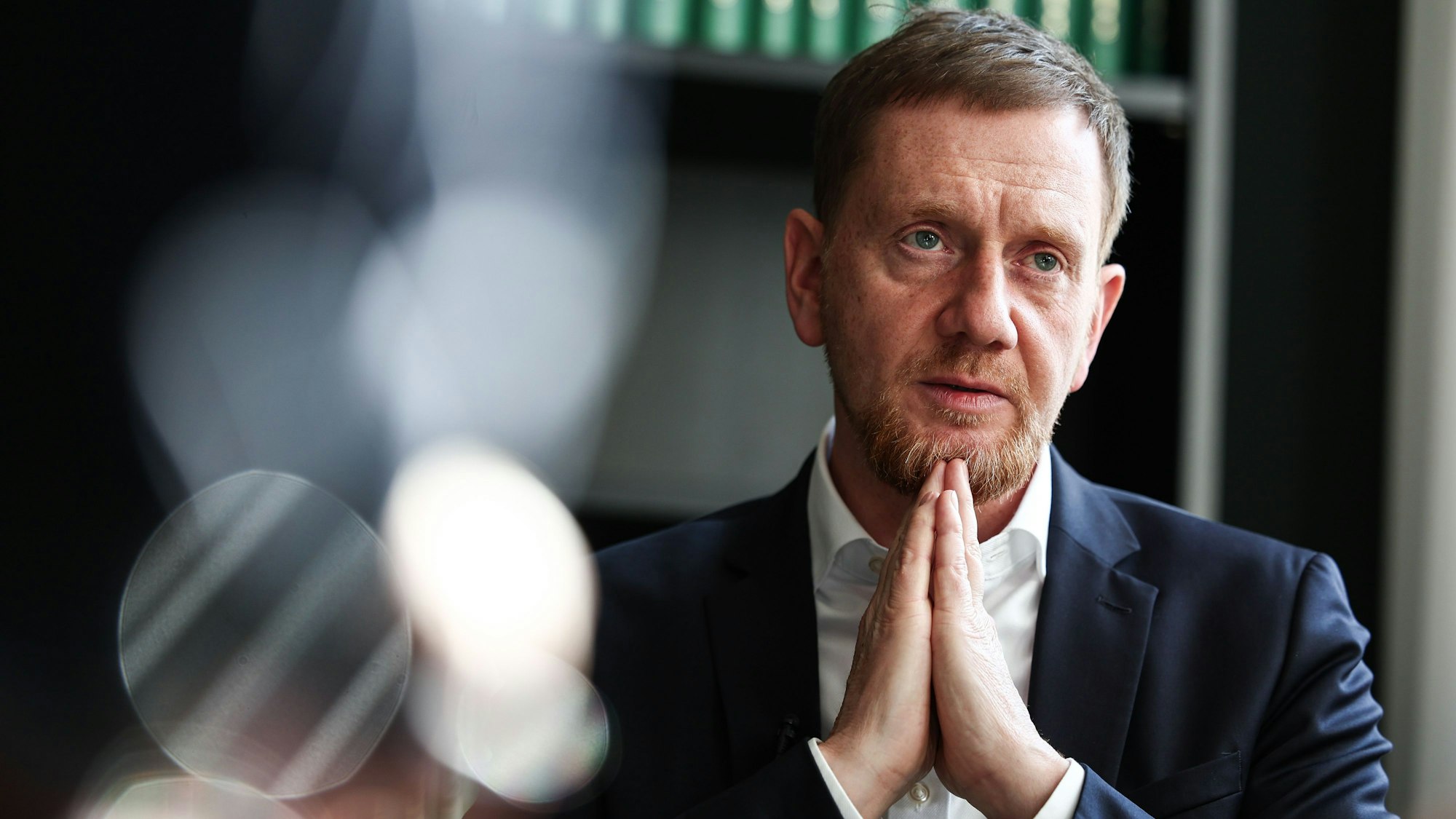 Michael Kretschmer (CDU), Ministerpräsident von Sachsen, spricht während eines Interviews. (Archivbild)