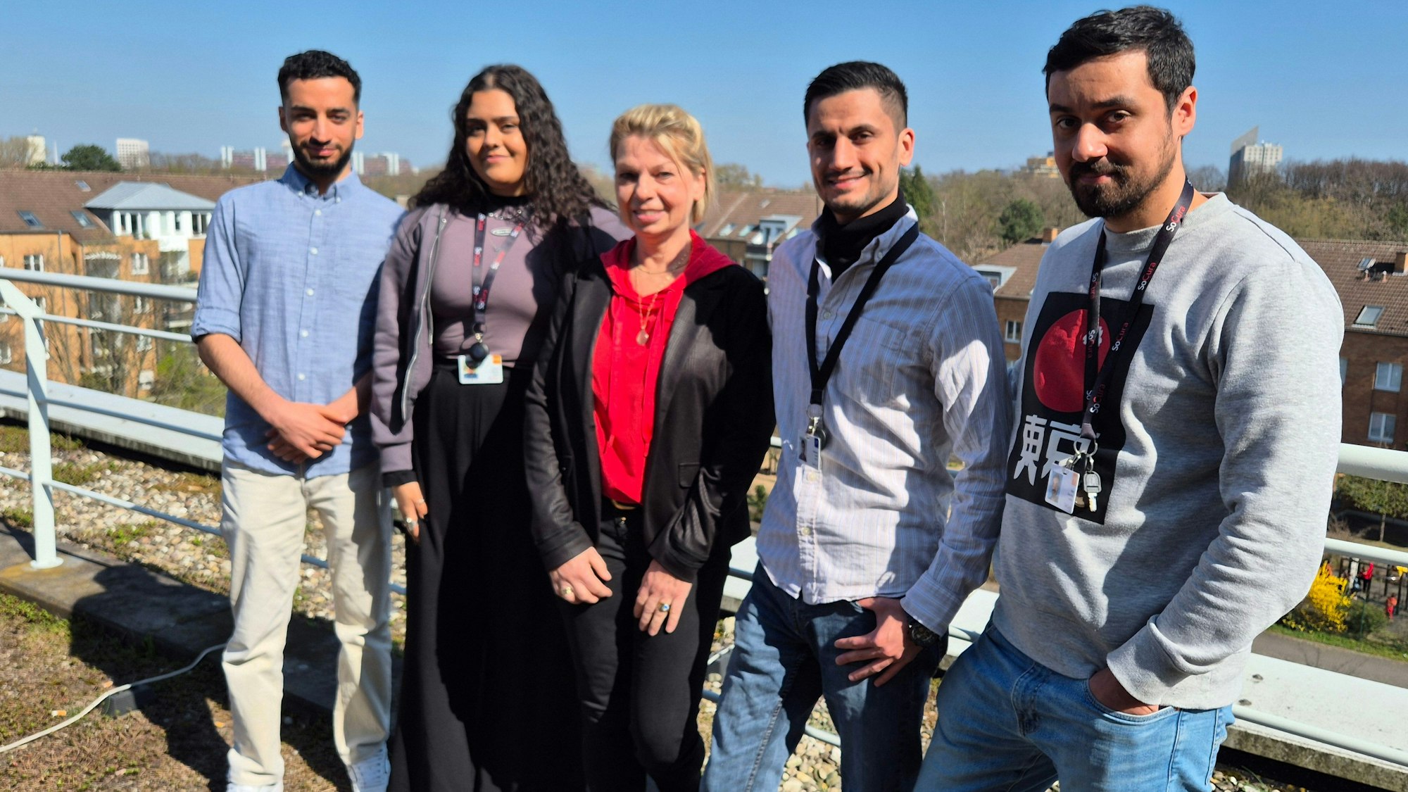 Drei Auszubildende, einer bereits mit Abschluss und die Azubi-Beauftragte von Socura: Hanza Coban, Nesrin Makawi, Birgit vor der Wülbecke, Dakhwaz Jondi und Bilal Ümurtay (v.l.).