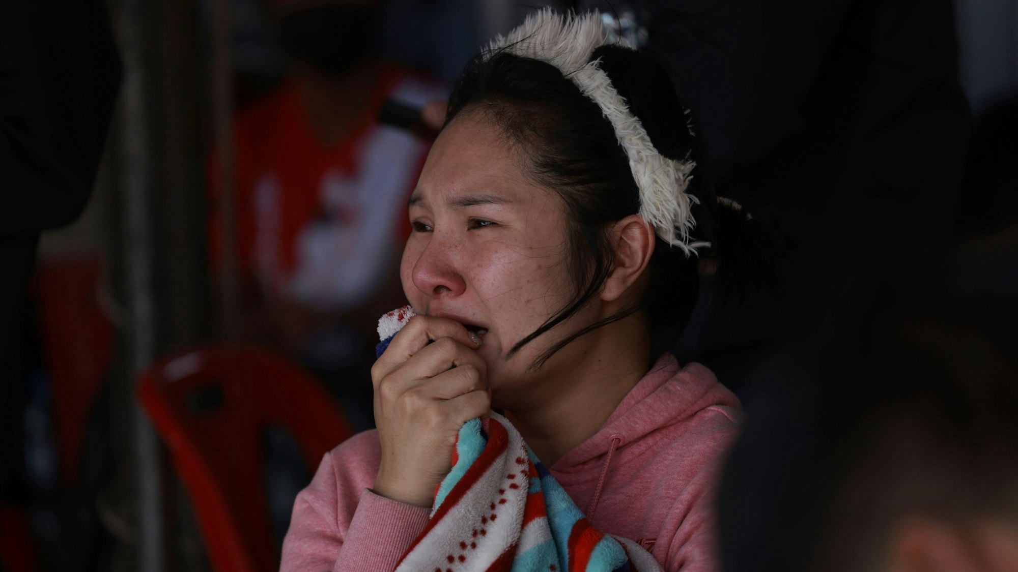 Eine Frau weint, als sie die Rettungskräfte an der Stelle beobachtet, an der in Bangkok ein im Bau befindliches Hochhaus nach einem Erdbeben der Stärke 7,7 zusammengebrochen ist.