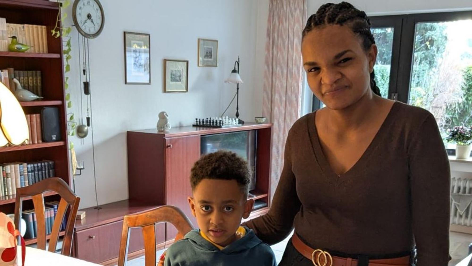 Eden Adhaoum, Kubrom Balihos Ehefrau, mit dem sechsjährigen gemeinsamen Sohn. Besonders gerne spielt er mit Rolf Schönhaar Schach.