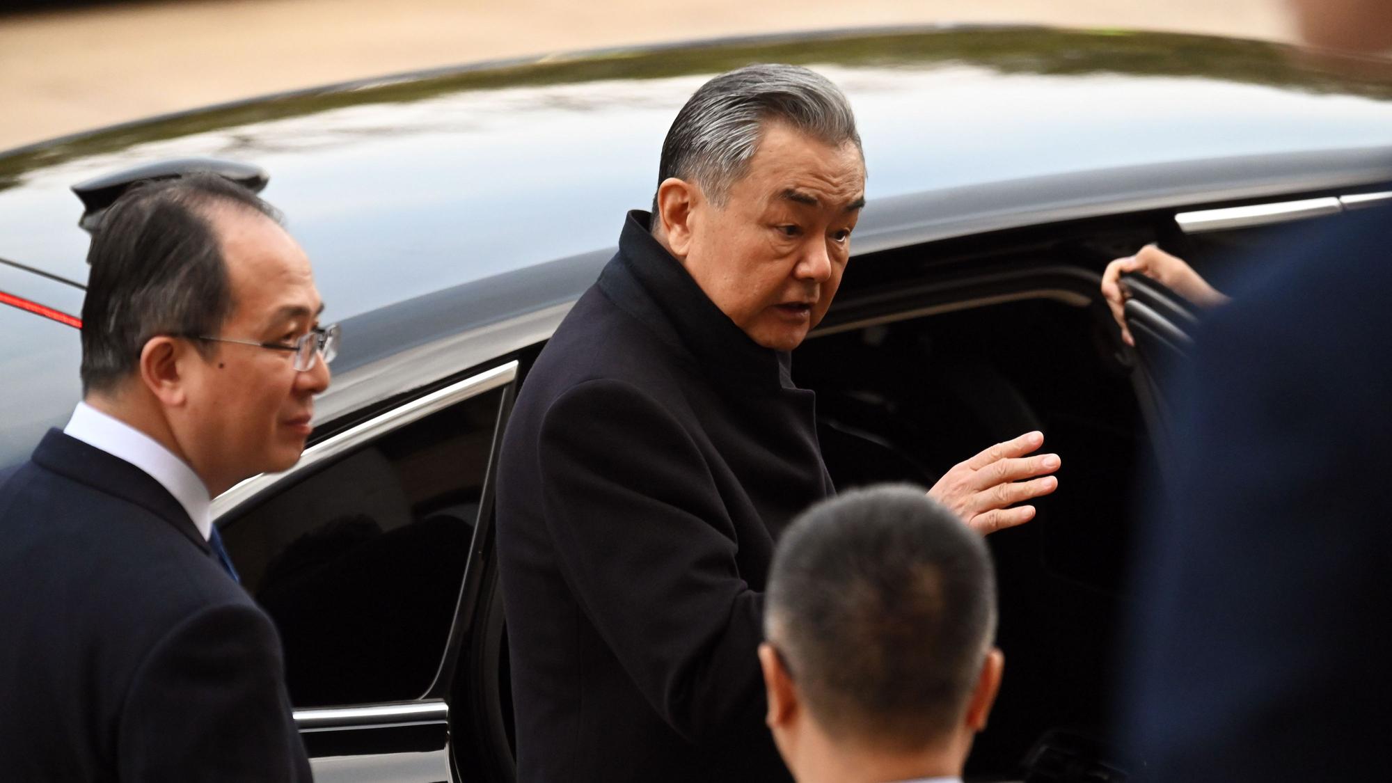 Wang Yi, Chinas Außenminister, verlässt die Große Halle des Volkes. Dort hatte Staats- und Parteichef Xi wichtige Konzernchefs globaler Unternehmen empfangen.