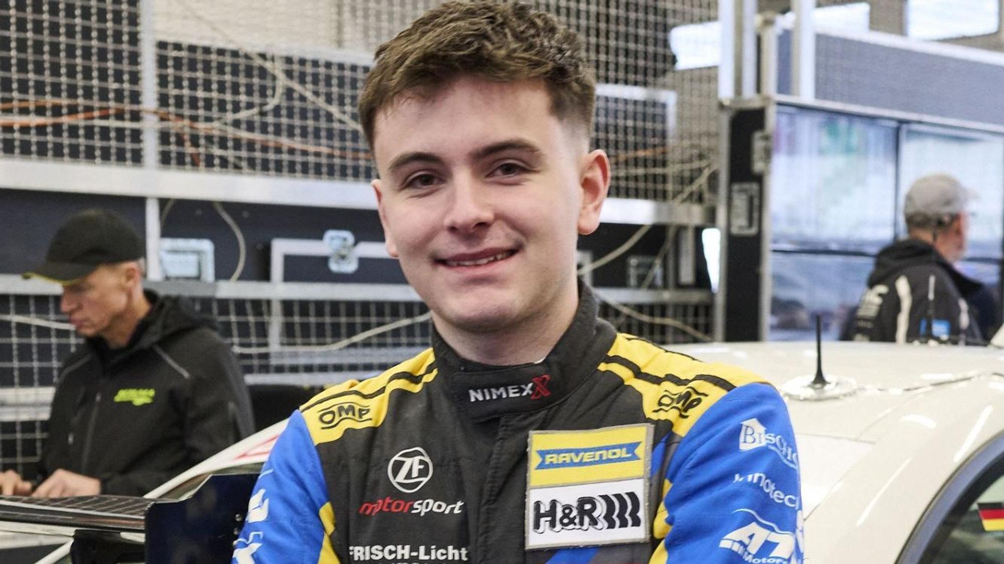 Maximilian Eisberg mit verschränkten Armen vor dem BMW, in dem er an den Start geht.